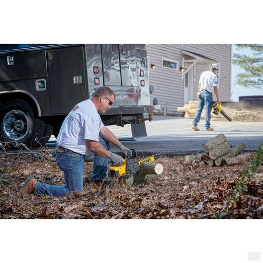 DEWALT 20V MAX* Compact Cordless Chainsaw Kit [DCCS620P1]