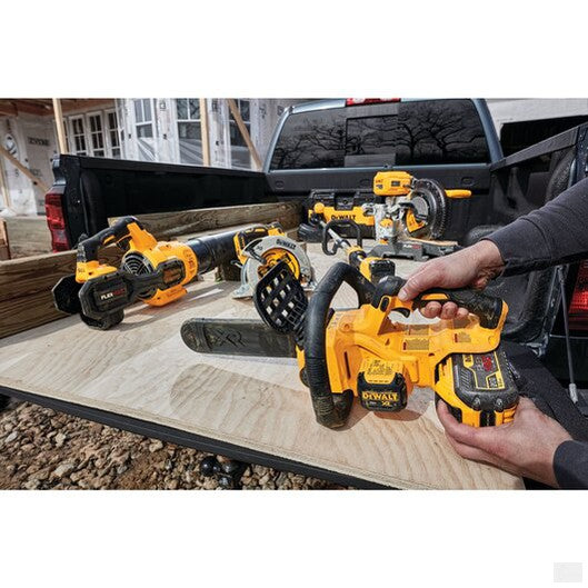 DEWALT 20V MAX* Compact Cordless Chainsaw Kit [DCCS620P1]