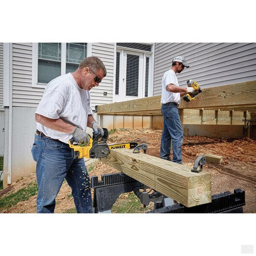 DEWALT 20V MAX* Compact Cordless Chainsaw Kit [DCCS620P1]